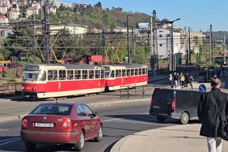 Tramvaj na blikačkách couvající ke Smíchovu překvapila Pražany - Novinky